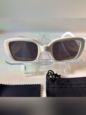 Quay Australia 20'S Rectangle Sunglasses White Plastic Frame Black Tinted U